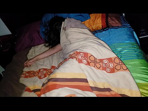 ❤️ सौतेनी आमा सुतेको बेला आफ्नी जवान सौतेनी आमालाई पिट्दै। ️❌ गुदा अश्लील ❌❤